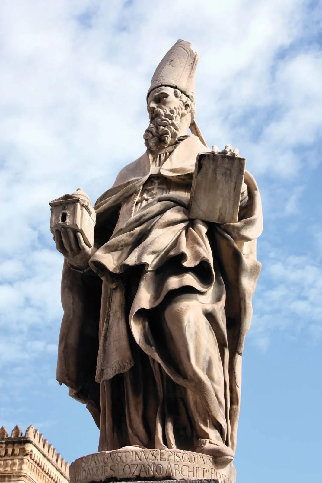Estátua em homenagem a Santo Agostinho de Cantuária , o primeiro arcebispo de Cantuária.